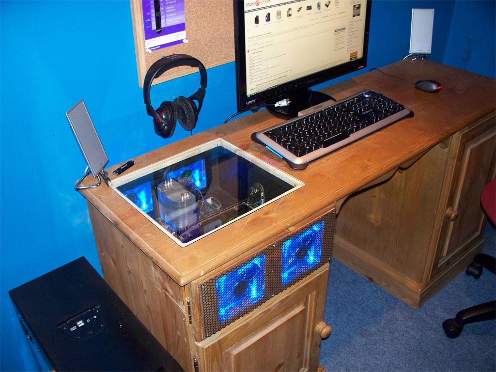 Как сделать пк плавным. Необычный компьютерный стол. Моддинг компьютерного стола. Компьютерный стол игровой. Комп в столе.